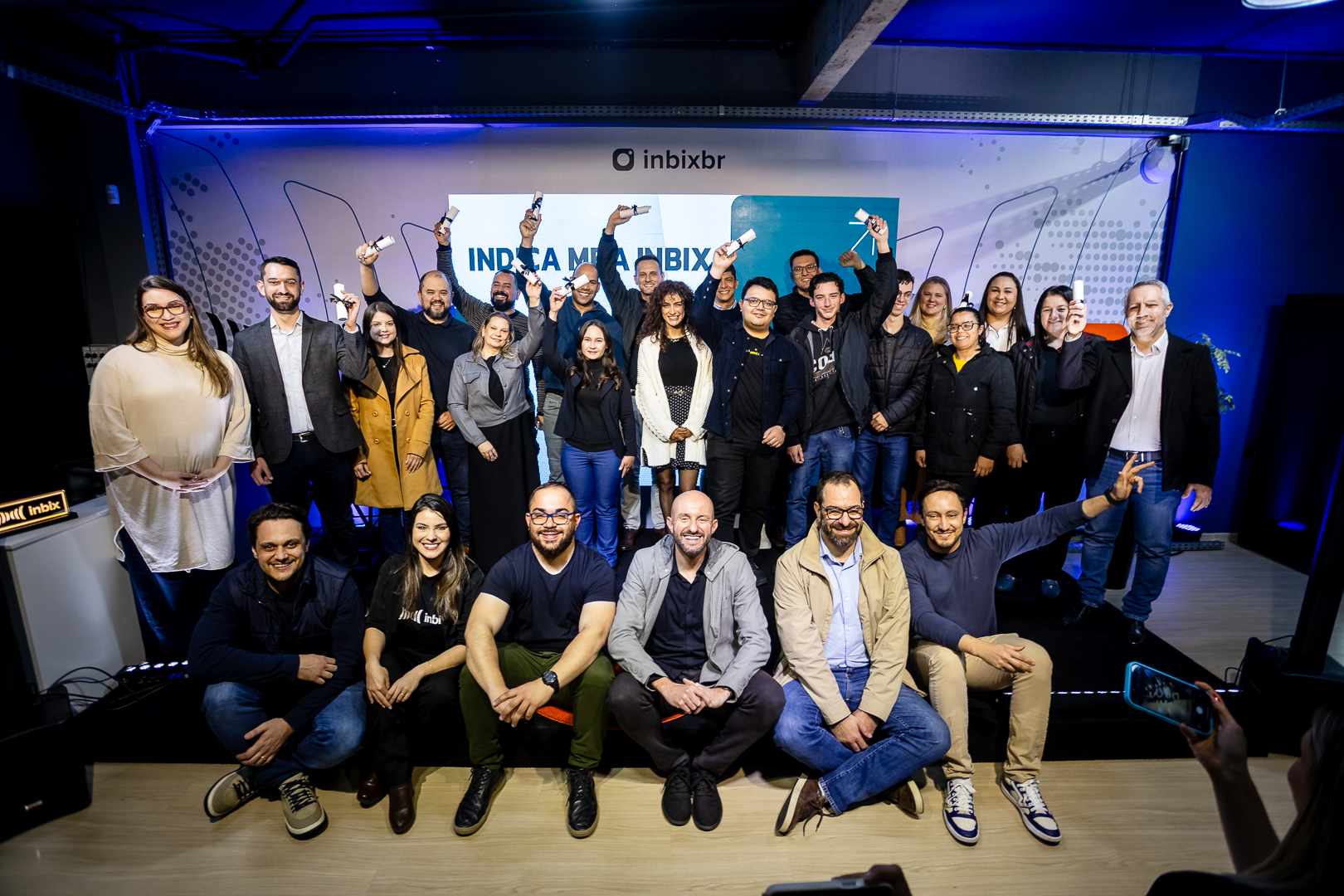 Participantes reunidos para foto de grupo ao final de um encontro da Inbix