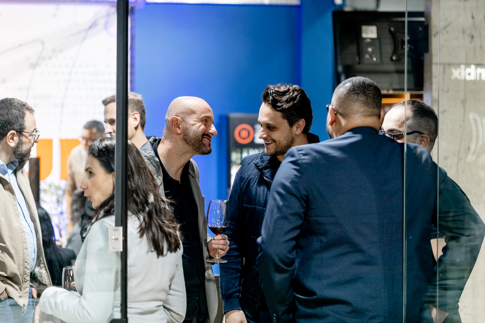 Profissionais conversando em pé durante o networking de um evento da Inbix