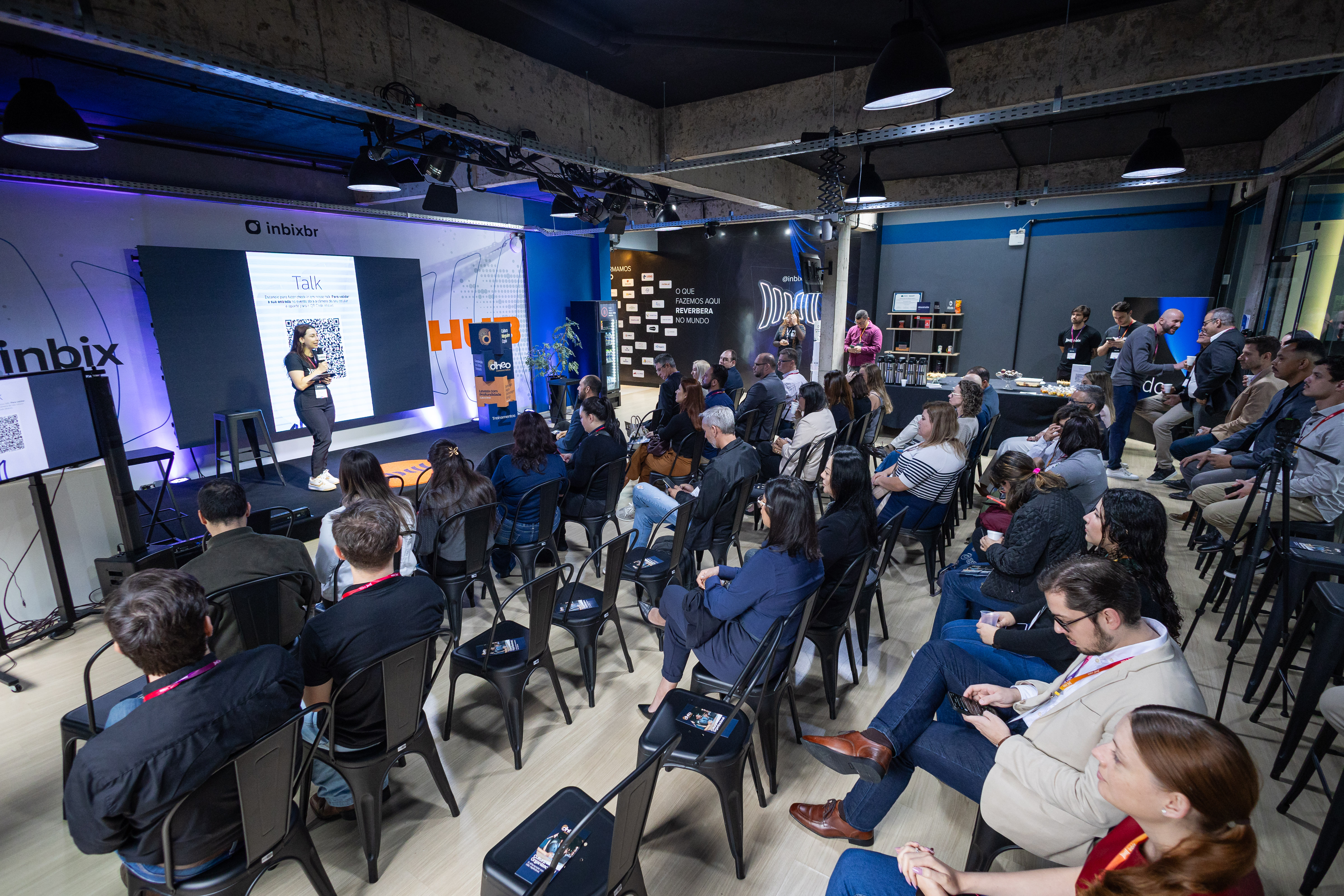 Plateia acompanhando a palestra no auditório da Inbix