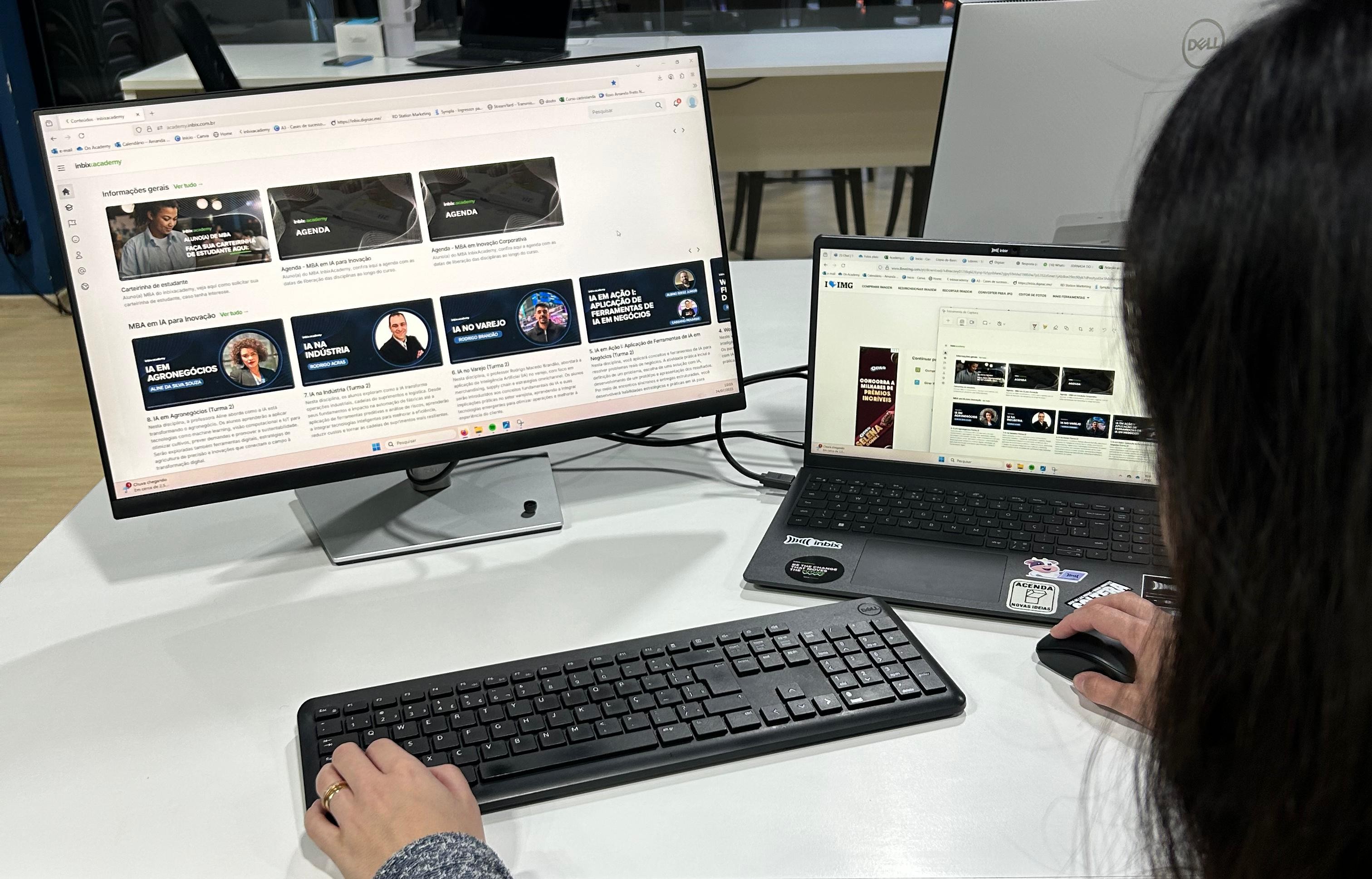 Profissional navegando pelo catálogo de cursos da plataforma em dois monitores