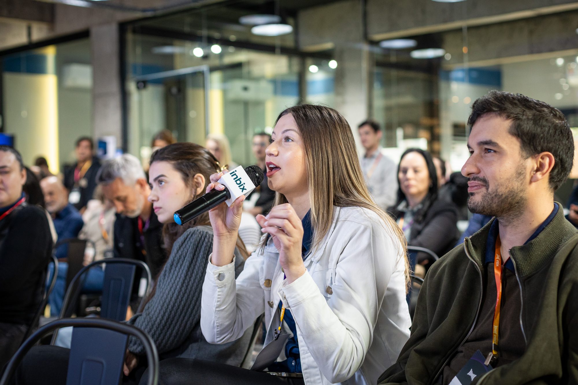 Participante fazendo uma pergunta ao microfone durante a palestra