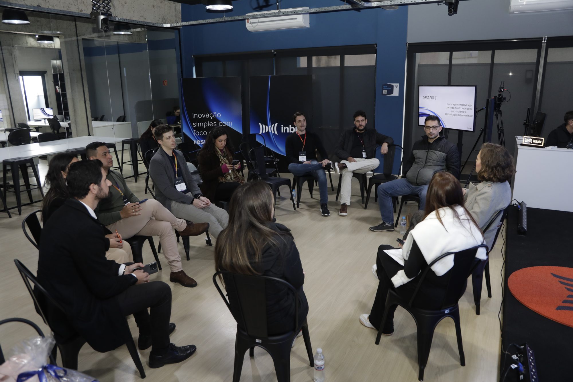 Roda de conversa com participantes sentados em círculo durante um encontro da Inbix