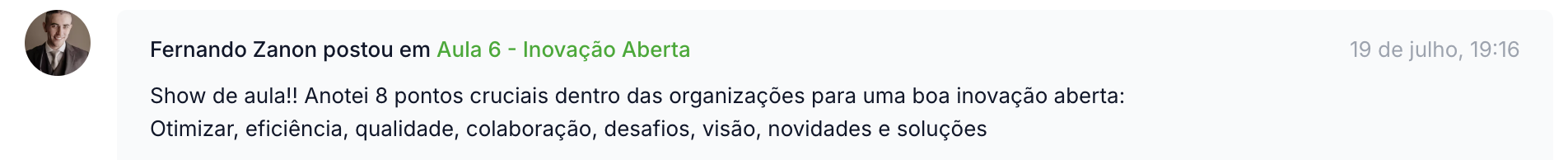Comentário de aluno na plataforma elogiando a aula sobre inovação aberta