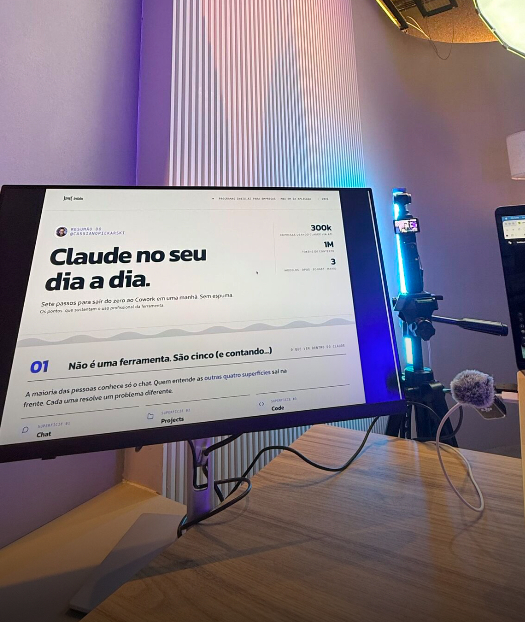 Monitor exibindo a apresentação Claude no seu dia a dia durante uma gravação
